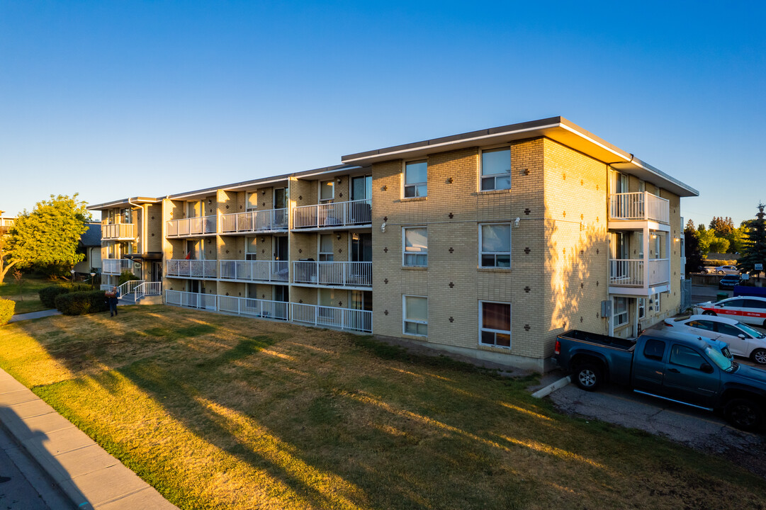 Whitesands Manor in Calgary, AB - Building Photo