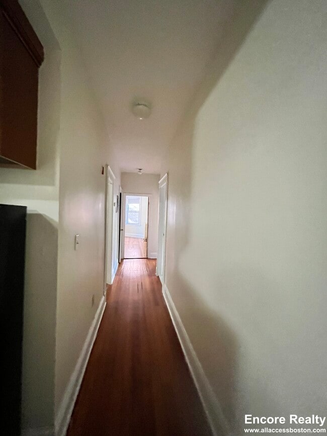 1760 Beacon St, Unit 2A in Brookline, MA - Building Photo - Building Photo