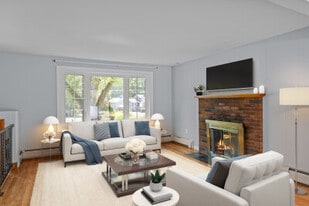 330 Swains Pond Ave, Unit 330 in Melrose, MA - Building Photo