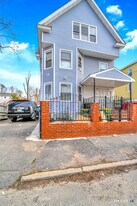 27 Walnut Ave in Waterbury, CT - Building Photo