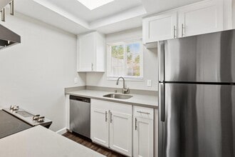 Casa Serena in Fremont, CA - Foto de edificio - Building Photo