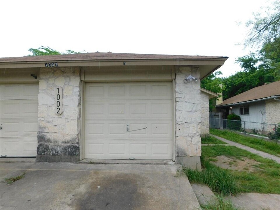 1002 Fieldwood Dr in Austin, TX - Foto de edificio