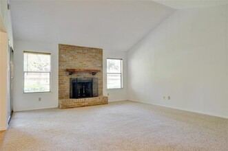 1537 Trammell Dr in Benbrook, TX - Foto de edificio - Building Photo