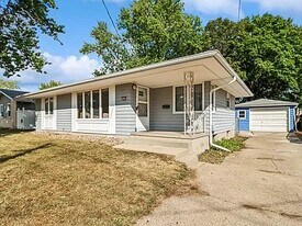 3929 64th St in Urbandale, IA - Building Photo