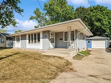 3929 64th St in Urbandale, IA - Building Photo