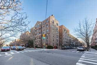 Hampton Court in Jackson Heights, NY - Building Photo - Building Photo