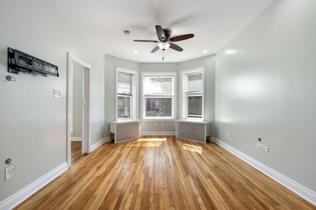 2324 N Harding Ave in Chicago, IL - Building Photo - Building Photo