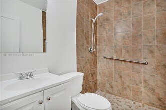 5985 SW 41st St in Miami, FL - Building Photo - Building Photo