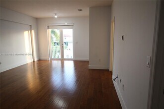 10564 NW 70th Ln in Doral, FL - Building Photo - Building Photo