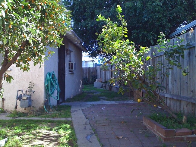 2556 W Ramona Rd, Unit 2556 in Alhambra, CA - Foto de edificio - Building Photo