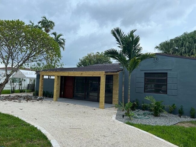 14825 Garden Dr in Miami, FL - Building Photo - Building Photo