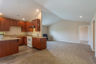 Waterford Luxury Apartments & Villas in Sheffield Village, OH - Building Photo - Interior Photo