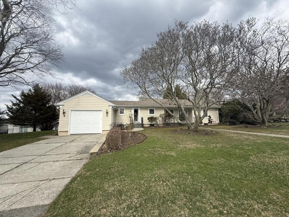 76 Borden Rd in Tiverton, RI - Building Photo