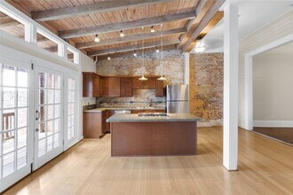 2213 Postoffice St in Galveston, TX - Foto de edificio - Building Photo
