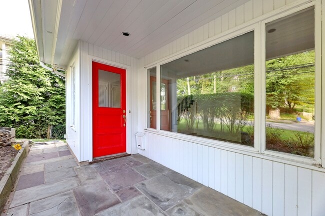 24 Merrifield Way in Cresskill, NJ - Building Photo - Building Photo