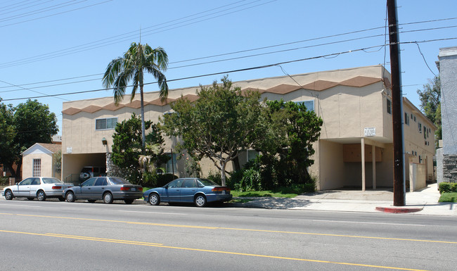 13611 Vanowen St in Van Nuys, CA - Building Photo - Building Photo