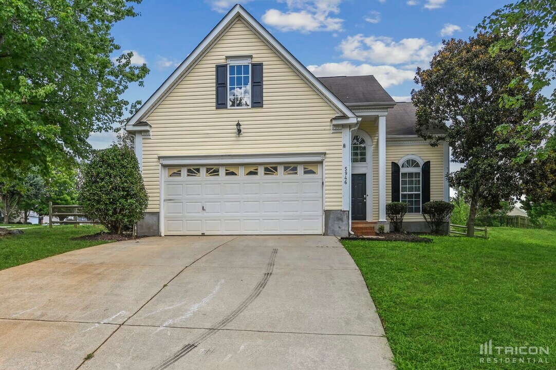 5946 Laurenfield Dr in Charlotte, NC - Building Photo