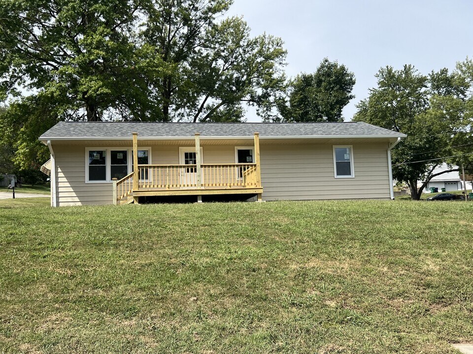1200 1st St in Platte City, MO - Building Photo