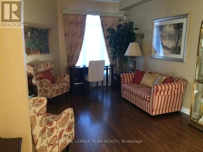 242 Colbert Crescent in Ottawa, ON - Building Photo - Building Photo