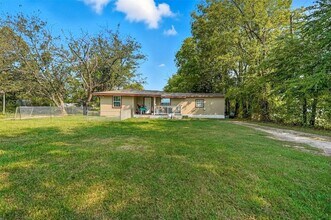 1080 Co Rd 1235 in Emory, TX - Foto de edificio - Building Photo