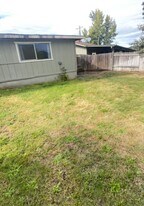 1701-1701 Allen Creek Rd in Grants Pass, OR - Building Photo