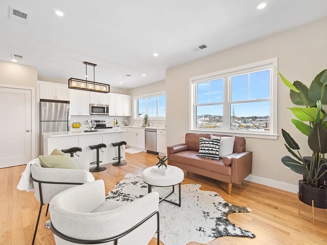 4 Hecla St, Unit 1 in Boston, MA - Foto de edificio - Building Photo