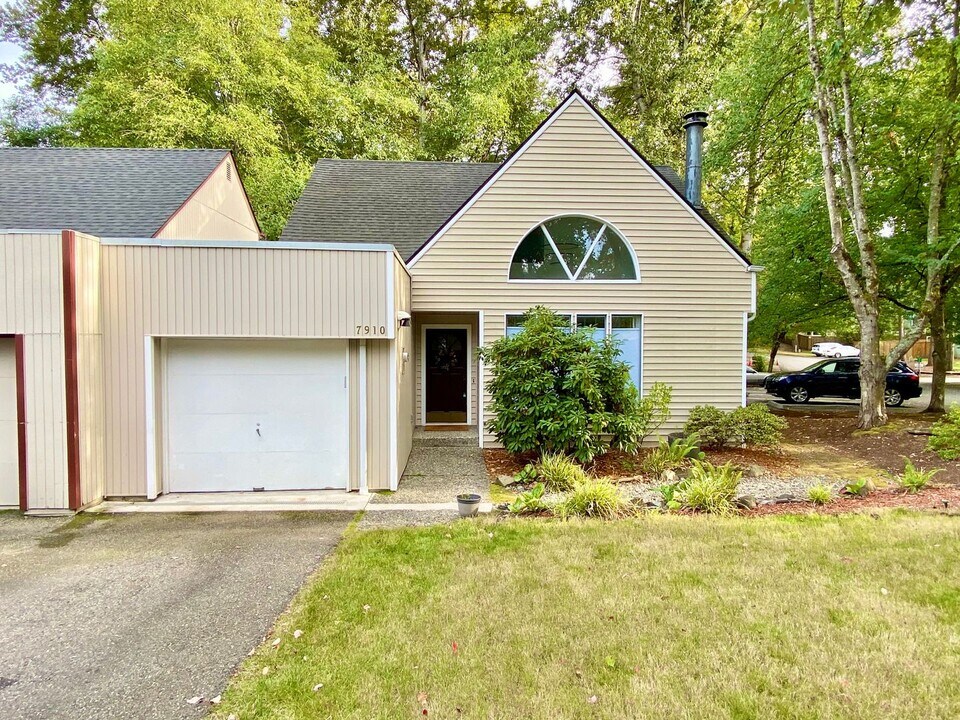 7910 140th Pl NE in Redmond, WA - Foto de edificio