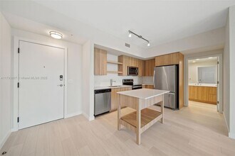 555 NE 8th St, Unit 523 in Fort Lauderdale, FL - Building Photo - Building Photo