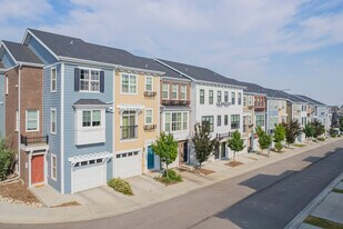 571 Sherwood Blvd NW in Calgary, AB - Building Photo