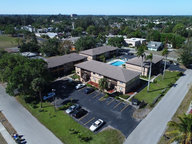 Dolphin Run Apartments in Ft. Myers, FL - Building Photo - Building Photo