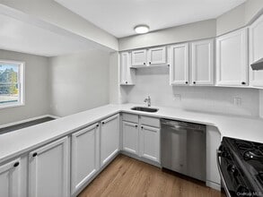 17 Bowman Ave in Rye Brook, NY - Building Photo - Building Photo