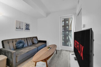 192 Dundas St E in Toronto, ON - Building Photo - Building Photo