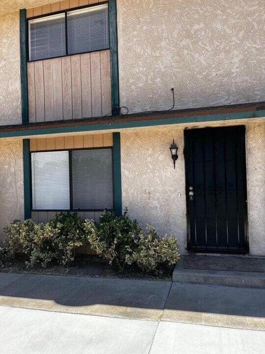 45419 10th St W in Lancaster, CA - Building Photo