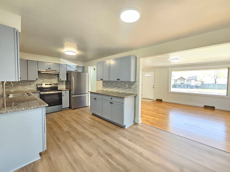6203 N Whitehouse St in Spokane, WA - Building Photo
