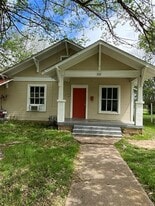 309 E Nelson St in Bowie, TX - Building Photo