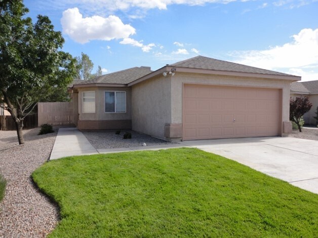 624 Valley Meadows Dr in Rio Rancho, NM - Foto de edificio