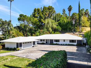 4450 Hayvenhurst Ave in Encino, CA - Foto de edificio - Building Photo