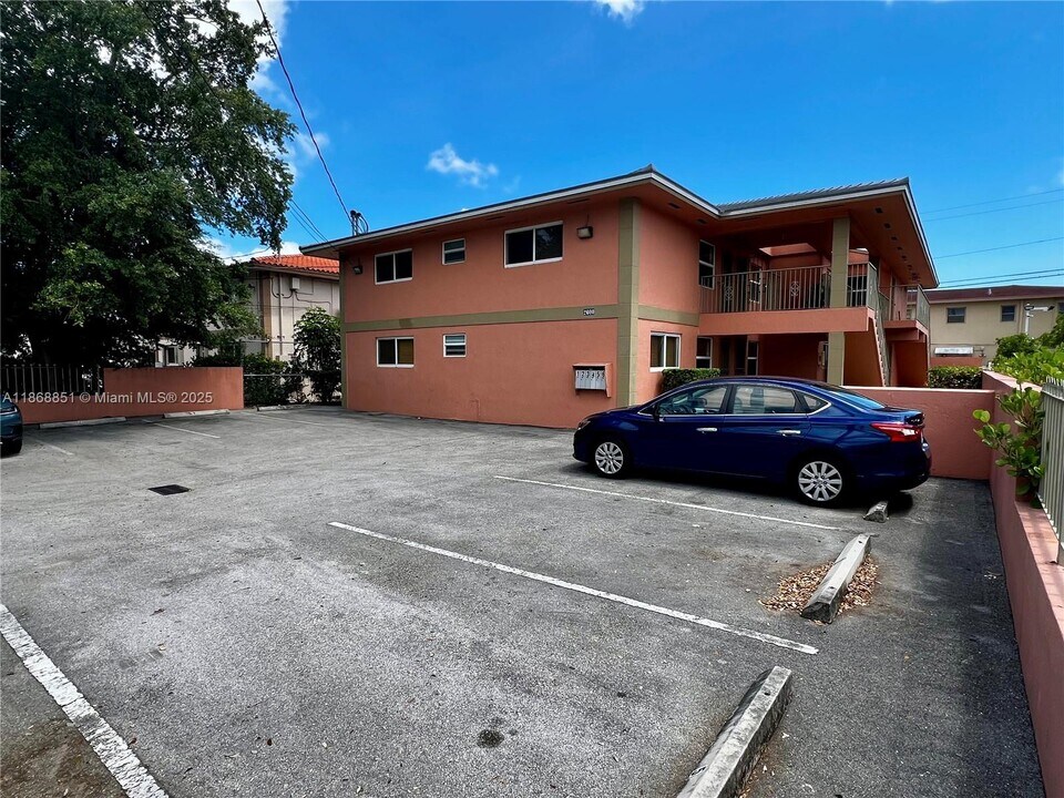 2600 NW 14th St in Miami, FL - Foto de edificio