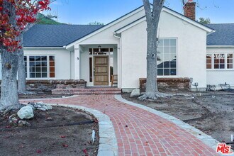 17620 Camino De Yatasto in Los Angeles, CA - Building Photo - Building Photo