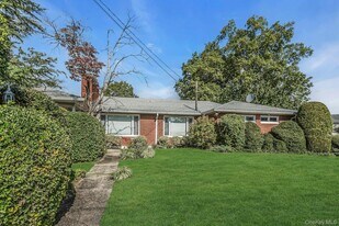 260 Oak Ridge Ln in Albertson, NY - Building Photo