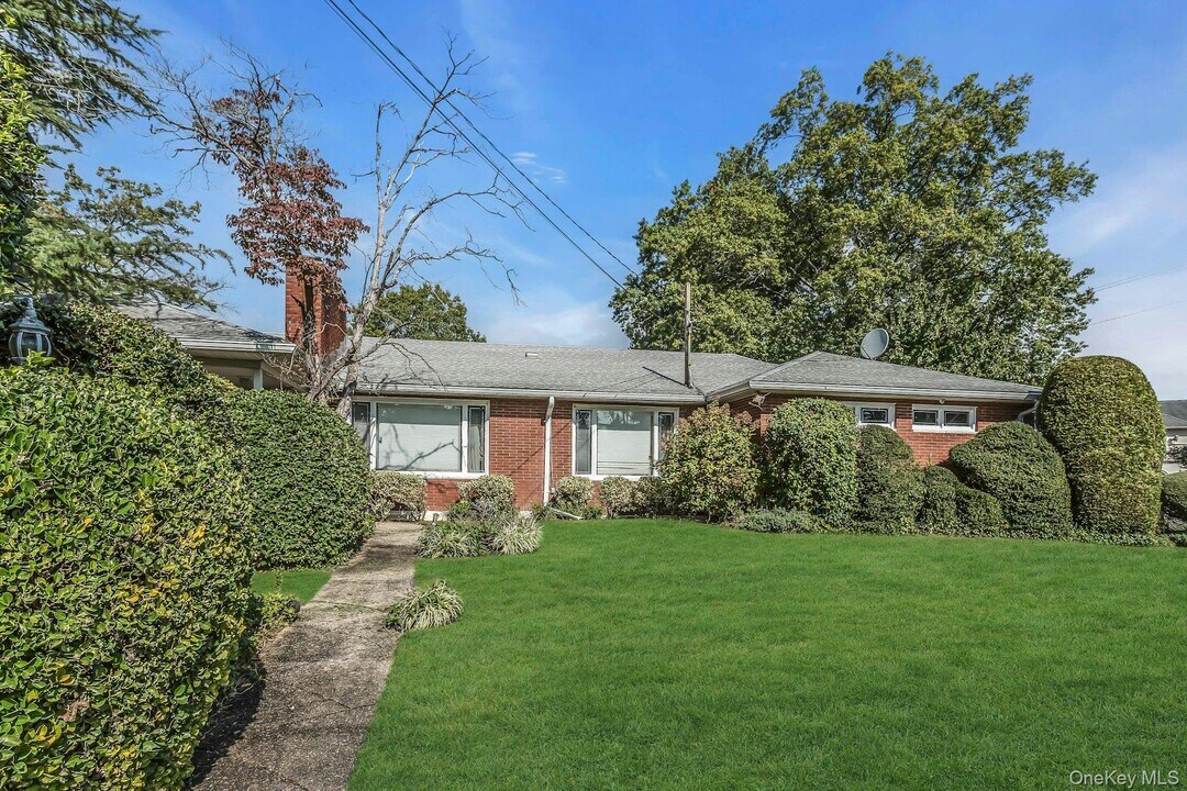 260 Oak Ridge Ln in Albertson, NY - Building Photo