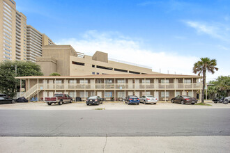 Emerald Bay Apartments in Panama City Beach, FL - Building Photo - Building Photo