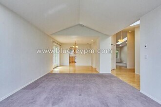 4404 NW Crystal Ct in Camas, WA - Foto de edificio - Building Photo