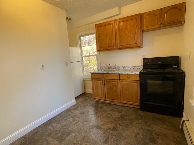 73 W Thames St, Unit 73B in Norwich, CT - Building Photo - Building Photo