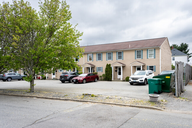 Sharon Village in Cranston, RI - Foto de edificio - Building Photo