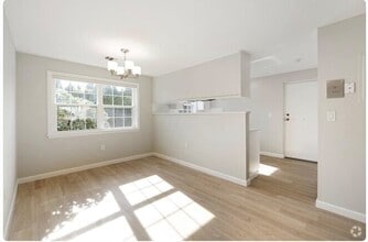 8 S Bedford St, Unit #10B in Woburn, MA - Building Photo - Building Photo