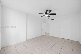 3301 SW 5th St, Unit 307 in Miami, FL - Foto de edificio - Building Photo