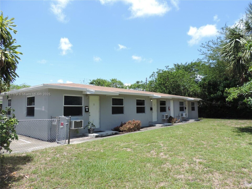 111 Charley Ave in Fort Lauderdale, FL - Building Photo