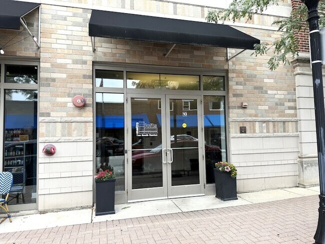 10 S Dunton Ave, Unit 204 in Arlington Heights, IL - Building Photo - Building Photo