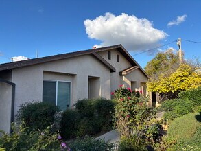 9526 Hinton Ave in Delhi, CA - Building Photo - Building Photo